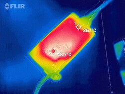 La fuente de alimentación alcanza hasta 43,7 °C bajo carga.