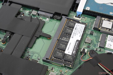 Una sola ranura de expansión del SODIMM. Los módulos de RAM soldados se colocan en la placa madre directamente debajo