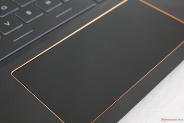Clickpad extra ancho como en el GS66. Las huellas dactilares se acumulan rápidamente en las tapas de las teclas y en el teclado
