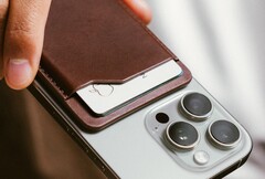 La nueva cartera Nomad Leather Mag Wallet puede localizarse gracias a un AirTag (Fuente de la imagen: Nomad)