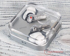 Los Ear (3) cuestan 179 euros en la UE. En la imagen: los auriculares inalámbricos dentro del estuche. (Fuente de la imagen: Notebookcheck)