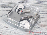 Los Ear (3) cuestan 179 euros en la UE. En la imagen: los auriculares inalámbricos dentro del estuche. (Fuente de la imagen: Notebookcheck)