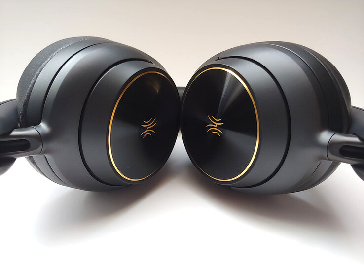 Ambos auriculares tienen unas elegantes placas frontales metálicas que añaden carácter al diseño monocromático. (Fuente de la imagen: Notebookcheck)