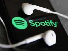 Una imagen que muestra unos auriculares en un teléfono con el logotipo de Spotify. (Fuente de la imagen: Jakub Porzycki/NurPhoto - Getty Images)