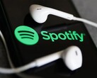 Una imagen que muestra unos auriculares en un teléfono con el logotipo de Spotify. (Fuente de la imagen: Jakub Porzycki/NurPhoto - Getty Images)