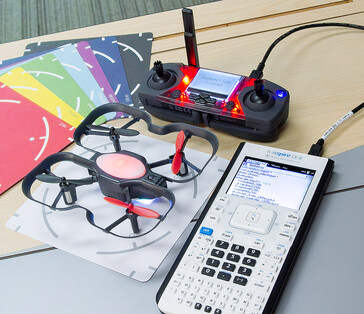 Un cable conecta la calculadora gráfica TI Nspire CX II al controlador Robolink CoDrone Edu para la programación de drones. (Fuente de la imagen: TI)