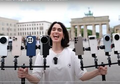 Vivo X200 Ultra coronado rey de la fotografía con zoom. Una persona sosteniendo los teléfonos de prueba fotografiados. (Fuente de la imagen: Versus; recortada)