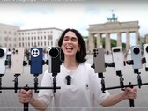 Vivo X200 Ultra coronado rey de la fotografía con zoom. Una persona sosteniendo los teléfonos de prueba fotografiados. (Fuente de la imagen: Versus; recortada)