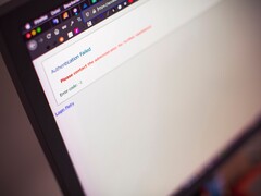 Pantalla de un ordenador portátil en la que aparece el error «Autenticación fallida» tras un intento fallido de inicio de sesión.