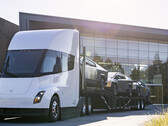 Tesla también se burló del Cybertruck en la parte trasera de su Semi, lo que indica que quizá algunas entregas se realicen a través del transportista eléctrico. (Fuente de la imagen: Tesla)