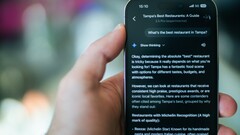 Alguien usando su teléfono para encontrar un restaurante con Gemini