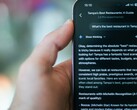Alguien usando su teléfono para encontrar un restaurante con Gemini