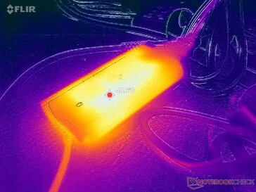 El adaptador de CA alcanza más de 41 C cuando funciona con cargas exigentes