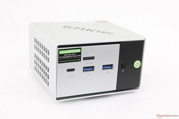 Frontal: USB-C 4.0 con DisplayPort 1.4 + Power Delivery 3.0 (40 Gbps), 2x USB-A 3.2 (10 Gbps), OcuLink (PCIe4 x4), auriculares de 3,5 mm, botón de encendido