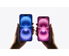 Una imagen promocional del iPhone 16 que muestra dos pares de manos sosteniendo dos variantes de color diferentes sobre un fondo gris. (Fuente de la imagen: Apple)