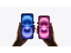 Una imagen promocional del iPhone 16 que muestra dos pares de manos sosteniendo dos variantes de color diferentes sobre un fondo gris. (Fuente de la imagen: Apple)