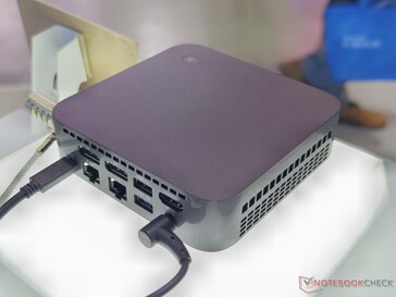 Puertos traseros del Asus ExpertCenter PN54 (fuente de la imagen: Notebookcheck)