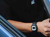 Persona que lleva el reloj Casio G-Shock DW5600TT25-1 x Toyo Tires mientras está sentada dentro de un coche.
