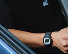 Persona que lleva el reloj Casio G-Shock DW5600TT25-1 x Toyo Tires mientras está sentada dentro de un coche.
