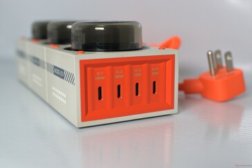 2 puertos USB-C tienen una potencia nominal de 140W y 100W, y los otros dos de 30W de salida.