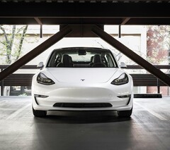 Un Tesla Modelo 3. Un nuevo informe revela que los VE, incluidos los Tesla, se deprecian más rápido que los ICE (Fuente de la imagen: Charlie Deets en Unsplash)