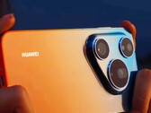 El Huawei Pura 90 Pro Max tiene un diseño llamativo con un degradado de colores.