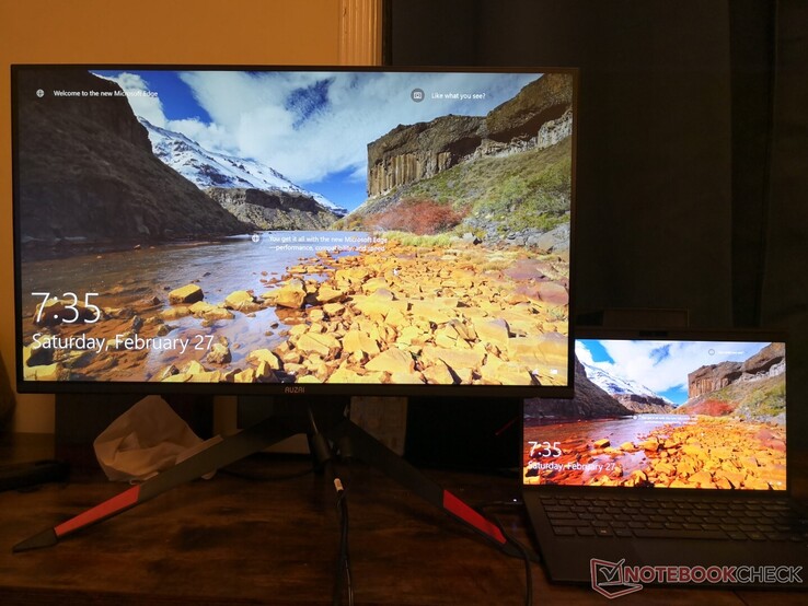 Los colores del monitor Auzai no son tan profundos como se esperaba, especialmente al reproducir el rojo. Nuestro portátil en esta comparación es el Vaio Z de 14 pulgadas y 4K