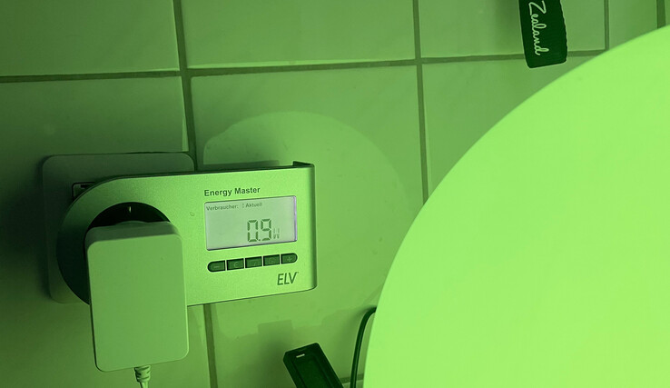 La Eve Flare consume un máximo de 1 vatio (aquí 0,9 vatios) cuando está en verde. (Foto: Andreas Sebayang/Notebookcheck.com)