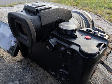 Muchos botones y diales: La Lumix S5-II