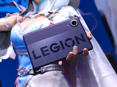 La Legion Y700 Infinite está concebida para ser una tableta ligera y delgada. En la imagen: una fotografía en la que se ve a un cosplayer sosteniendo la tableta. 