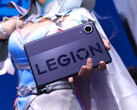La Legion Y700 Infinite está concebida para ser una tableta ligera y delgada. En la imagen: una fotografía en la que se ve a un cosplayer sosteniendo la tableta.