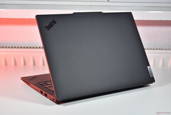 La CPU Ryzen 9 hace que este ThinkPad de Lenovo destaque: La estación de trabajo móvil compacta ofrece el mayor rendimiento de CPU de todos los portátiles ThinkPad de 14 pulgadas, en la imagen: Lenovo ThinkPad P14s Gen 6 AMD (fuente de la imagen: Benjamin Herzig)