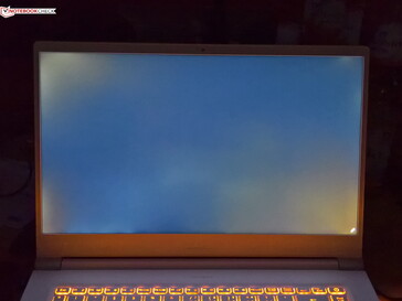 sangrado de pantalla del Acer ConceptD CN515-51 (se muestra mejorado aquí)