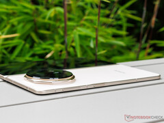 El Magic V5 es uno de los smartphones plegables más finos y ligeros que existen. (Fuente de la imagen: Notebookcheck)