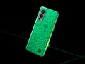 El OnePlus Nord 2 Pac-Man Edition tiene un panel trasero fosforescente de doble capa. (Fuente de la imagen: OnePlus)