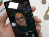 Zach Nelson prueba la interfaz de usuario del Pixel 7 Pro. (Fuente: JerryRigEverything vía YouTube)