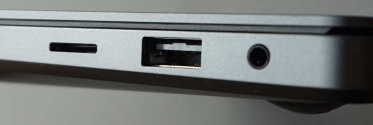 Derecha: microSD, USB-A (5 Gbit/s), toma de audio de 3,5 mm