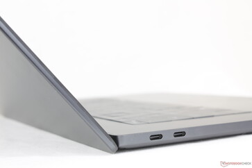 Tapa abierta hasta un ángulo máximo de ~140 grados