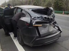 Un Tesla Model Y de 2025 demuestra su robustez en un accidente en China (Fuente de la imagen: Aron Li n X)