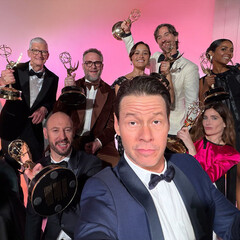 El reparto de The Studio celebrando su victoria en los Emmy (Fuente de la imagen: Apple.com)