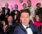 El reparto de The Studio celebrando su victoria en los Emmy (Fuente de la imagen: Apple.com)