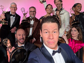 El reparto de The Studio celebrando su victoria en los Emmy (Fuente de la imagen: Apple.com)