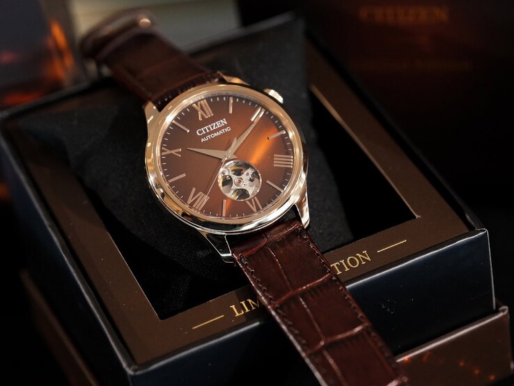 El reloj «Autumn Light» de Citizen descansa sobre un cojín de color claro dentro de un elegante estuche oscuro. El borde interior del estuche presenta una inscripción dorada que reza «EDICIÓN LIMITADA».