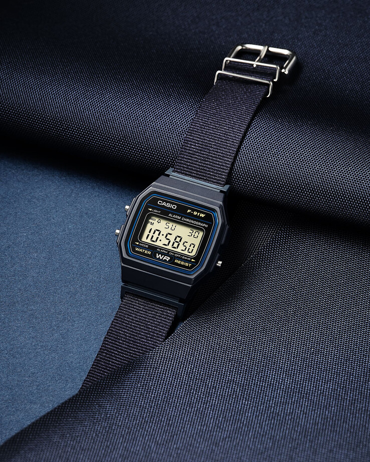 Casio F-91WF-2A con correa de tela azul marino.