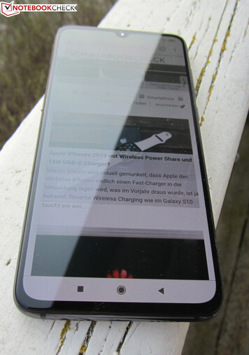 Usando el Xiaomi Mi 9 afuera en un cielo nublado