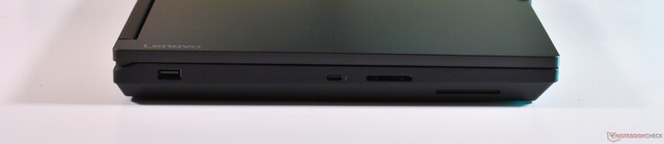 izquierda: USB-A 3.2 Gen 1, Thunderbolt 4, Tarjeta SD