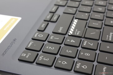 La cubierta del teclado no es plana con los reposamanos a diferencia del diseño anterior del VivoBook