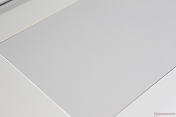 El Clickpad es suave y sensible, pero es arrastrado hacia abajo por el limitado espacio vertical