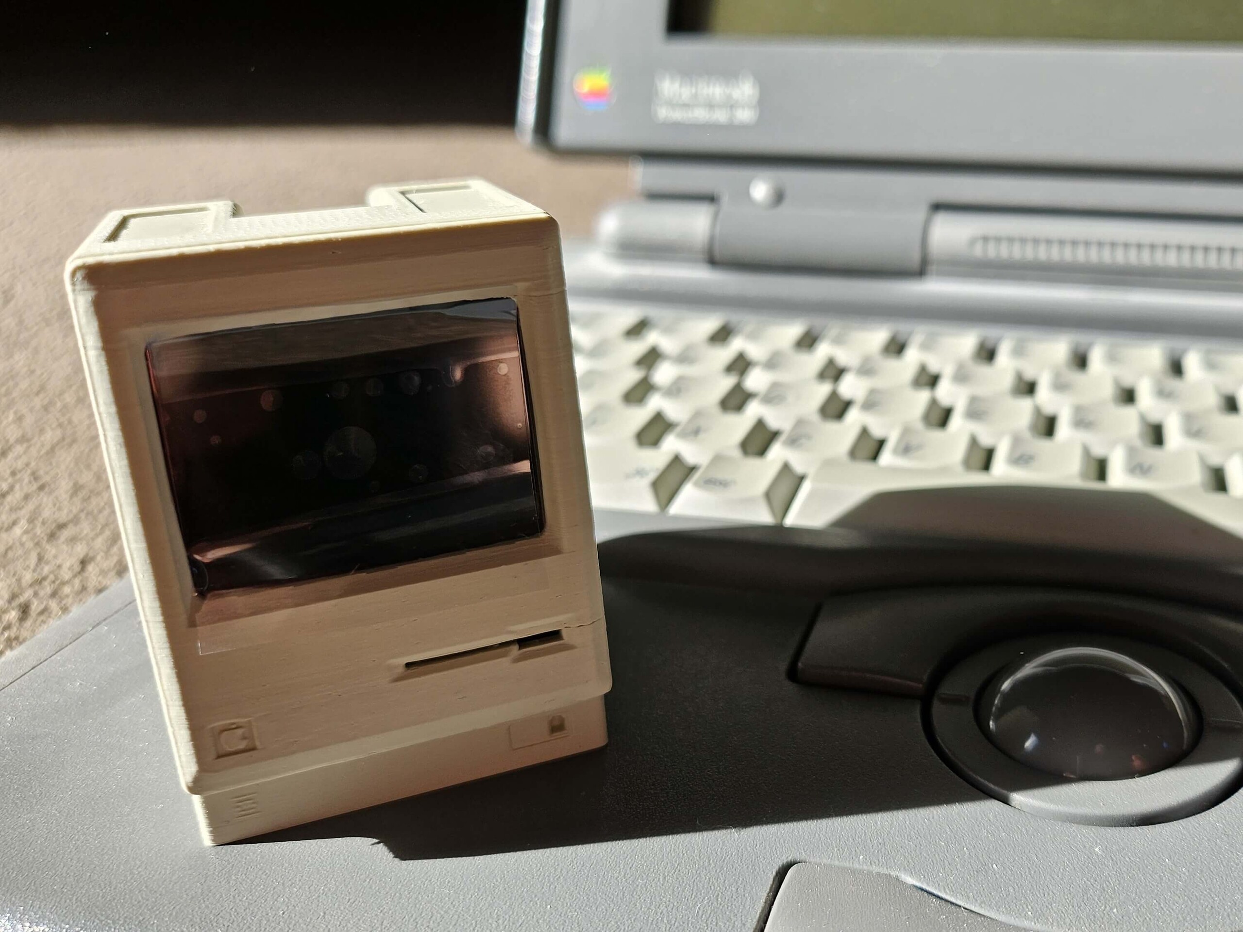 El Pico Mac Nano sólo mide 6 cm de alto, como muestra la comparación con el Powerbook 180 del fondo.