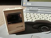 El Pico Mac Nano sólo mide 6 cm de alto, como muestra la comparación con el Powerbook 180 del fondo.